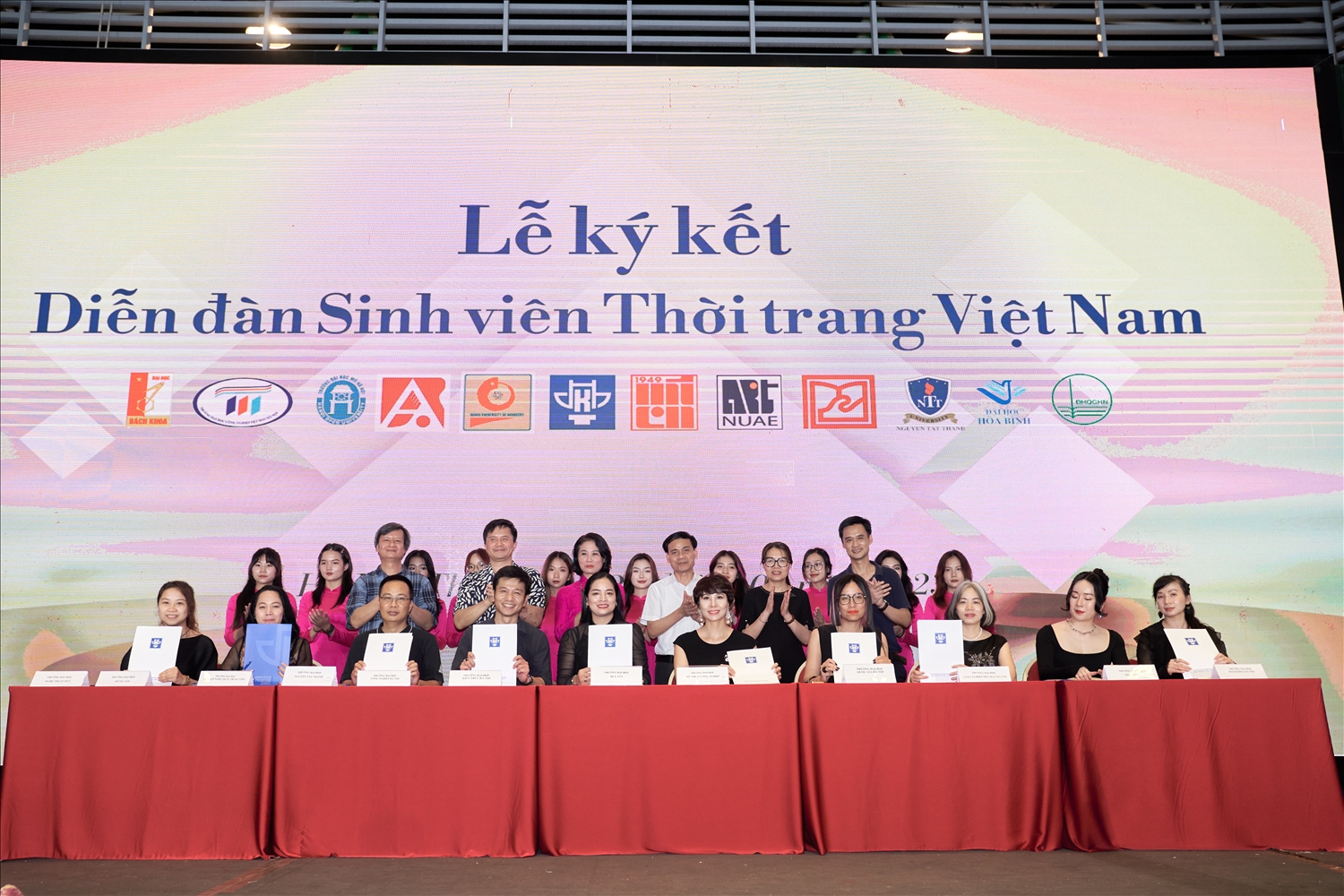 Lễ kí kết ra mắt Diễn đàn Sinh viên Thời trang Việt Nam giữa 12 trường Đại học trên cả nước