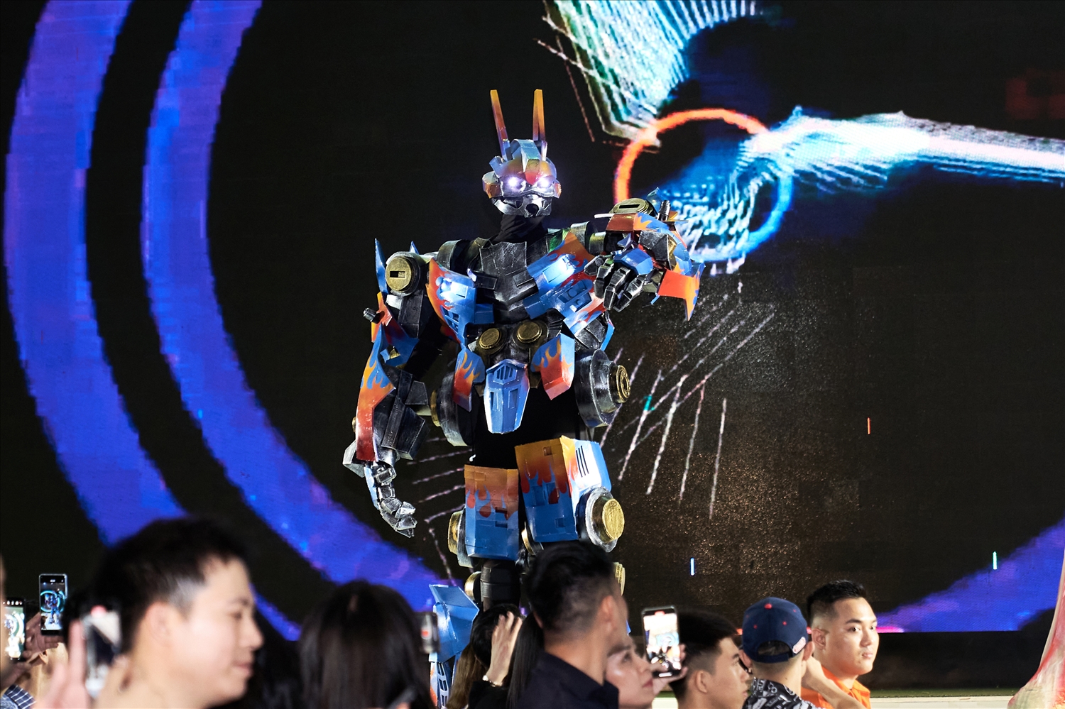 Sự xuất hiện cực kì ấn tượng của nhân vật Robot N-Gene đã tạo ra một cảm xúc choáng ngợp với khán giả theo dõi đêm trình diễn