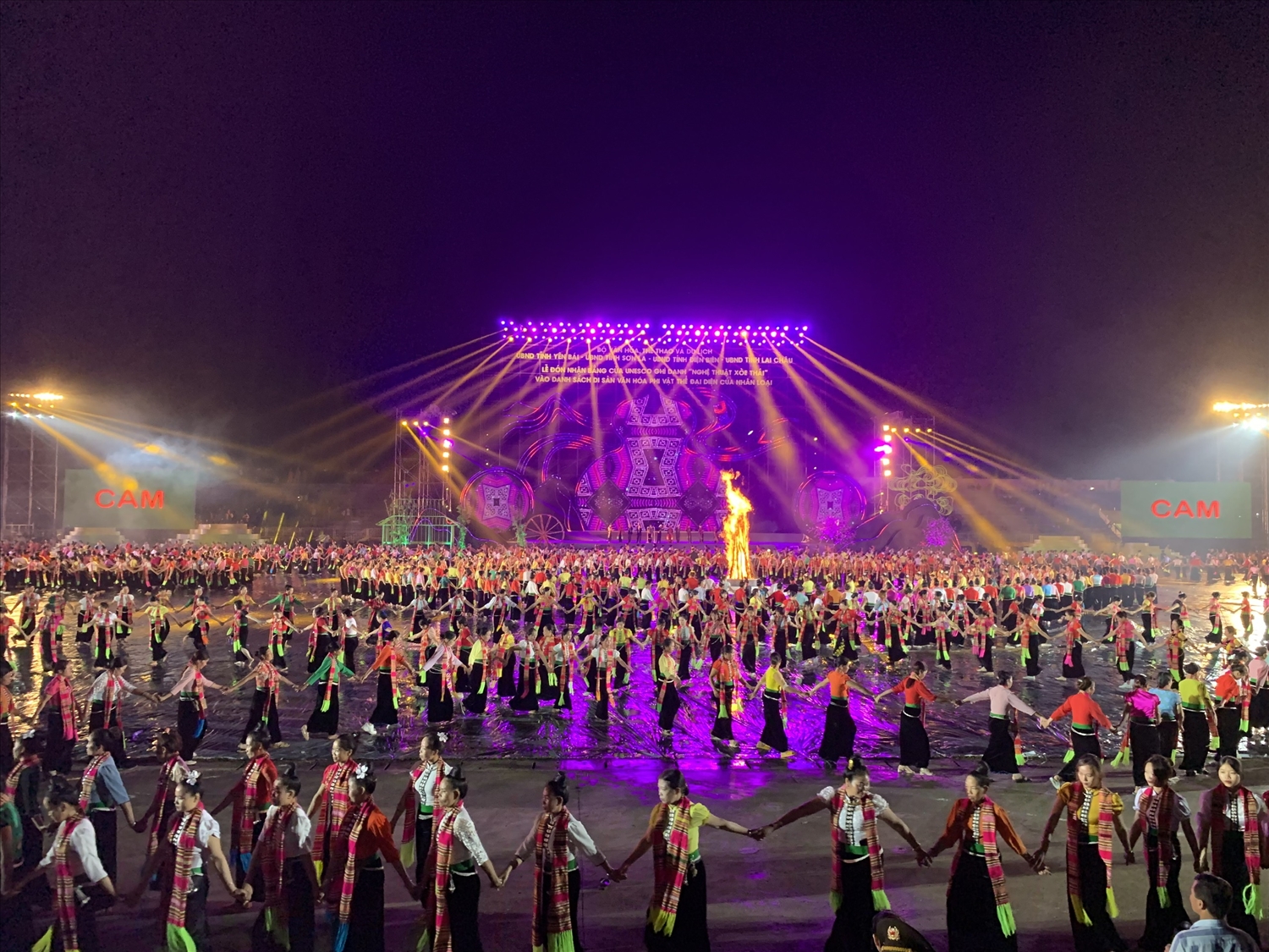 Các đội văn nghệ thôn bản tại Thị xã Nghĩa Lộ tham gia biểu diễn múa Xòe Thái với 2022 người tham gia trong Lễ đón nhận Bằng của UNESCO ghi danh Nghệ thuật Xòe Thái là Di sản văn hóa phi vật thể đại diện của nhân loại năm 2022