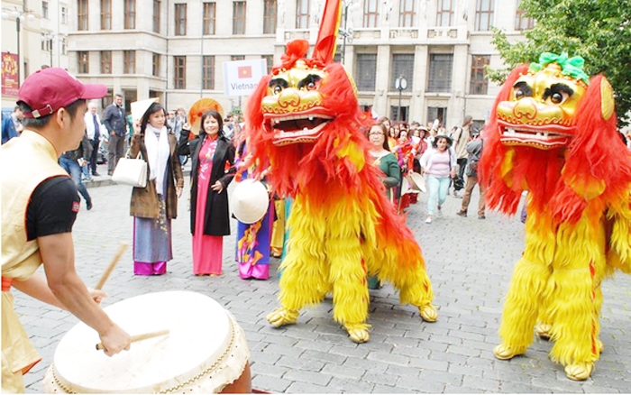 Các tiết mục truyền thống được cộng đồng người Việt Nam mang đến lễ hội lần này