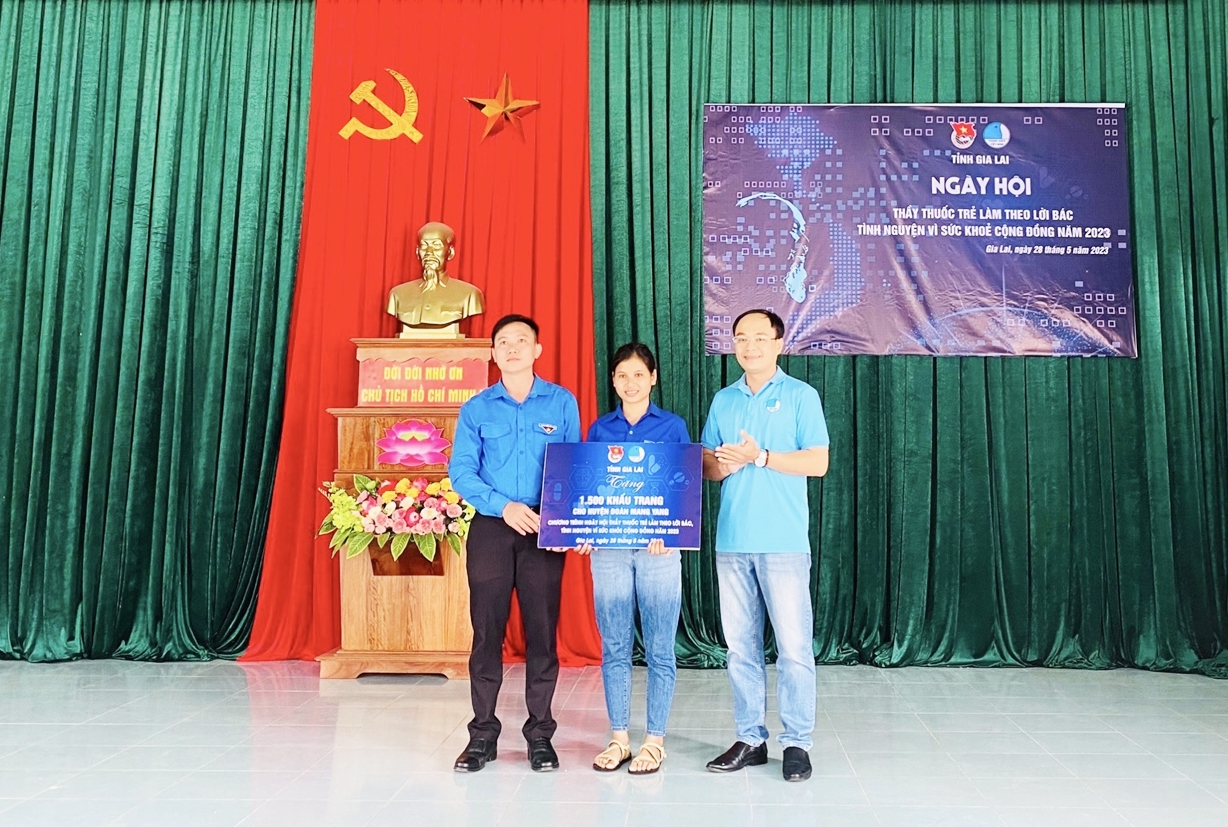 Tỉnh Đoàn - Hội Liên hiệp Thanh niên Việt Nam tỉnh Gia Lai tặng 1.500 khẩu trang y tế cho Đoàn xã Đak Jơ Ta
