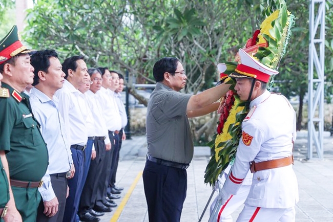 Thủ tướng Phạm Minh Chính dâng hoa tưởng nhớ các Liệt sĩ. (Ảnh: VGP/Nhật Bắc)