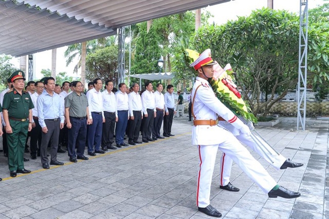 Thủ tướng Phạm Minh Chính và Đoàn công tác dâng hoa tưởng nhớ các Liệt sĩ. (Ảnh: VGP/Nhật Bắc)