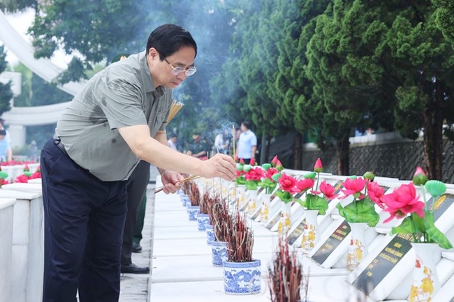 Thủ tướng dâng hương phần mộ liệt sĩ - Ảnh: VGP/Nhật Bắc