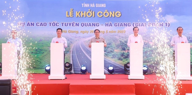 Thủ tướng Phạm Minh Chính và các đại biểu thực hiện nghi thức khởi công Dự án cao tốc Tuyên Quang - Hà Giang giai đoạn 1. (Ảnh: VGP/Nhật Bắc)