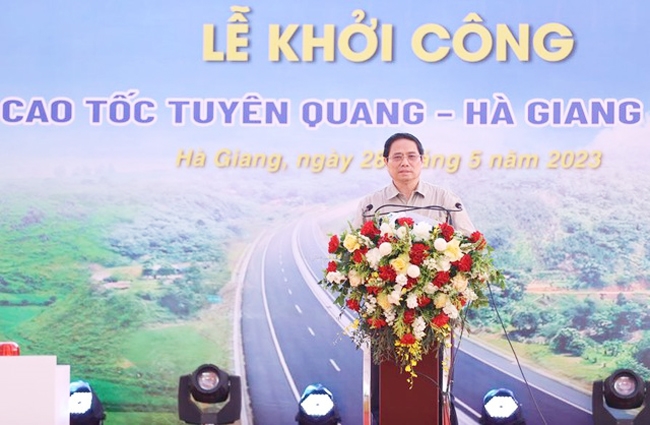 Thủ tướng biểu dương những nỗ lực của chính quyền các cấp hai tỉnh Tuyên Quang và Hà Giang cùng các bộ ngành chức năng đã vượt qua rất nhiều khó khăn, thực hiện được một khối lượng công việc lớn trong quá trình chuẩn bị dự án. (Ảnh: VGP/Nhật Bắc)