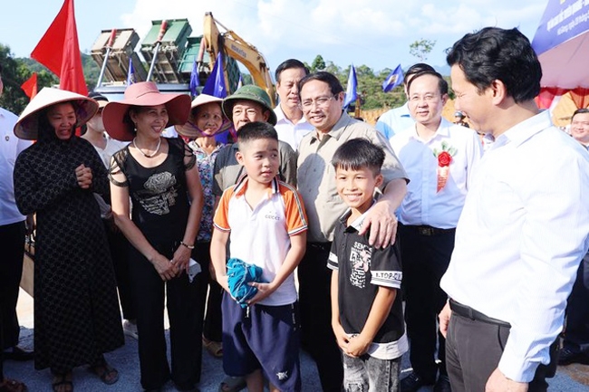 Thủ tướng chia sẻ niềm vui với người dân địa phương khi dự án chính thức khởi công. (Ảnh: VGP/Nhật Bắc)
