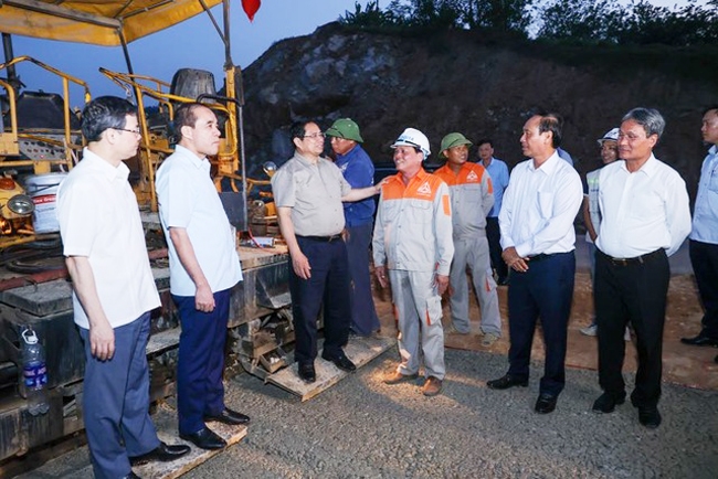 Thủ tướng đi thị sát công trường dự án đường cao tốc Tuyên Quang - Phú Thọ trên địa bàn Tp. Tuyên Quang. (Ảnh VGP/Nhật Bắc)