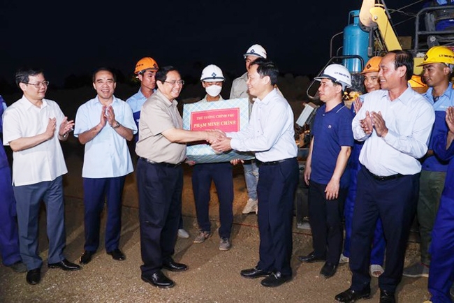 Thủ tướng thăm hỏi, tặng quà động viên đội ngũ cán bộ, công nhân đang thi công. (Ảnh VGP/Nhật Bắc)