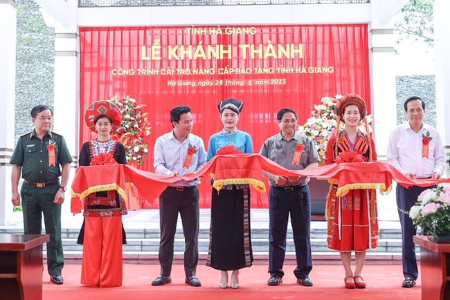 Thủ tướng Phạm Minh Chính và các đại biểu cắt băng khánh thành công trình nâng cấp, cải tạo Bảo tàng tỉnh Hà Giang. (Ảnh: VGP/Nhật Bắc)