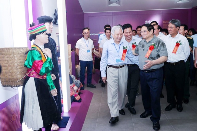 Thủ tướng và các đại biểu tham quan các khu trưng bày tại Bảo tàng tỉnh Hà Giang. (Ảnh: VGP/Nhật Bắc)