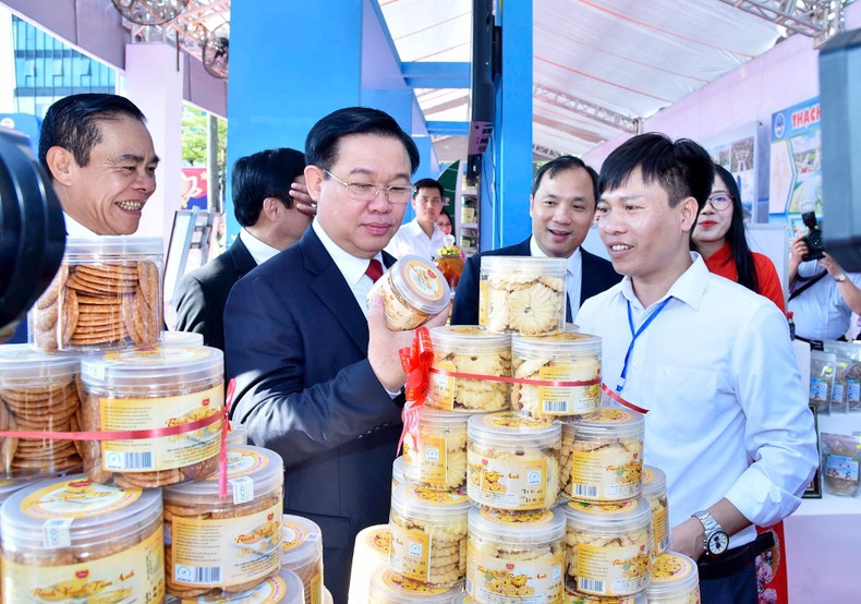 Chủ tịch Quốc hội Vương Đình Huệ và đại biểu thăm gian hàng trưng bày sản phẩm tiêu biểu, đặc trưng của Hà Tĩnh. (Ảnh: Duy Linh)