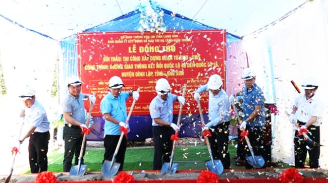 Đại diện lãnh đạo Sở Giao thông - Vận tải tỉnh Lạng Sơn, chủ đầu tư, UBND huyện Đình Lập và các nhà thầu thực hiện nghi thức động thổ công trình