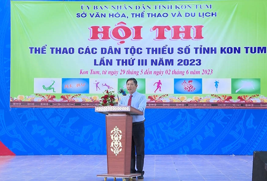 Ông Nguyễn Xuân Truyền - Phó Giám đốc Sở Văn hóa, Thể thao và Du lịch tỉnh Kon Tum phát biểu Khai mạc Hội thi