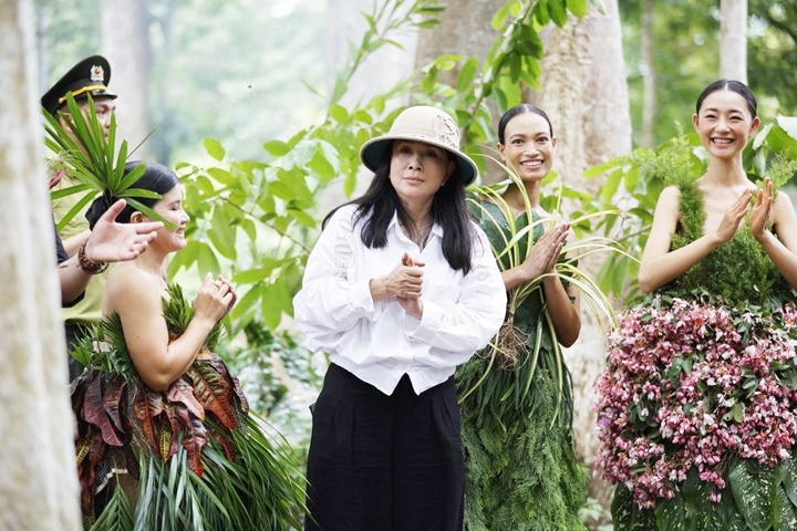 Nhà thiết kế thời trang Minh Hạnh (áo trắng) cùng bộ sưu tập thời trang được thiết kế bằng hoa lá từ Vườn quốc gia Cát Tiên