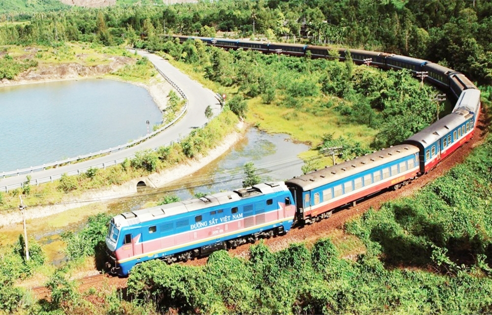 Bằng cách lựa chọn tuyến đường sắt Bắc Nam, du khách sẽ được tận mắt nhìn thấy một Việt Nam đa sắc màu, hội tụ đầy đủ những tinh hoa của cảnh quan, nhiên nhiên và con người