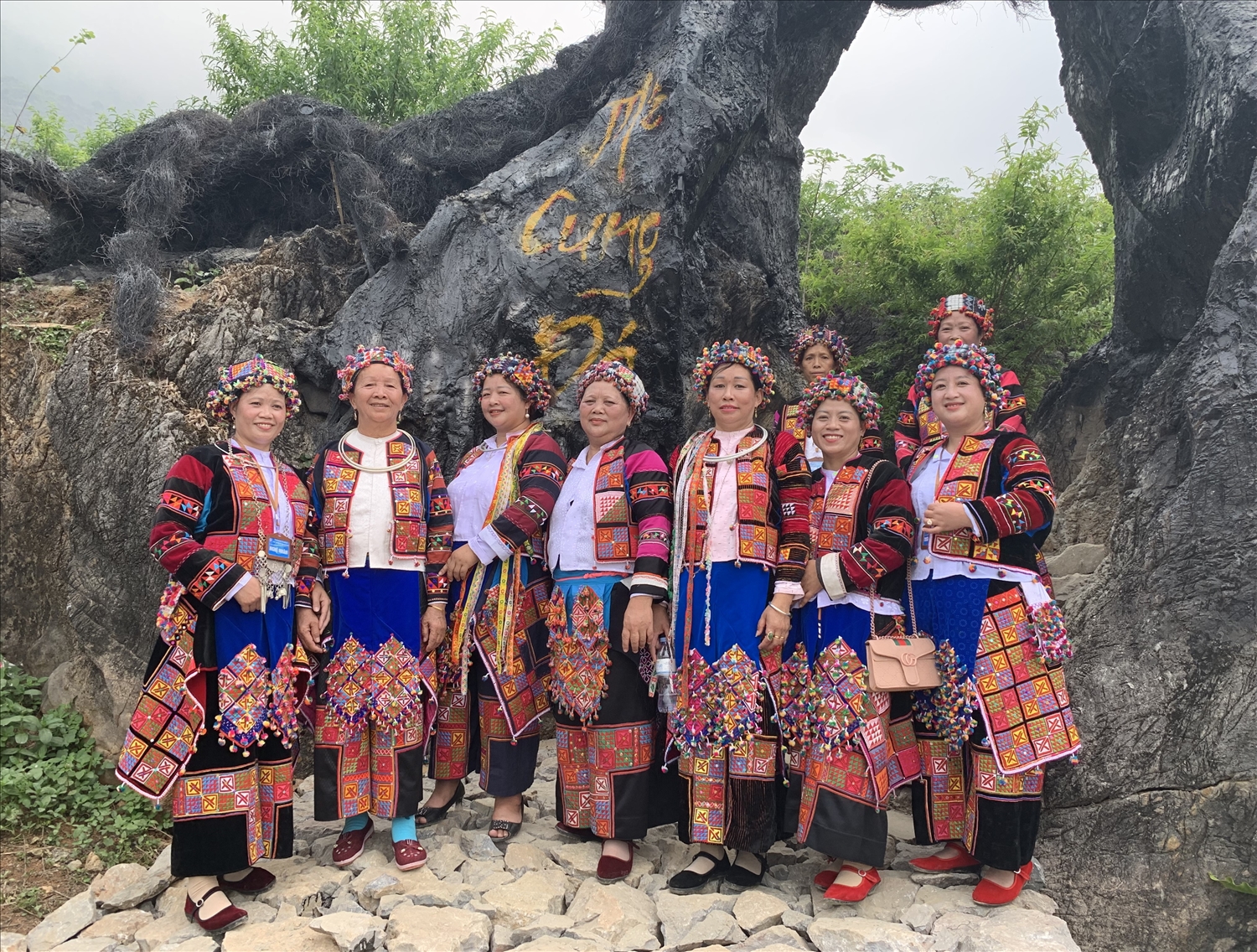Đội văn nghệ truyền thống dân tộc Lô Lô ở thôn Sảng Pả A, thị trấn Mèo Vạc đi biểu diễn, giao lưu tại Chợ Phong lưu Khâu Vai, huyện Mèo Vạc (Hà Giang) 
