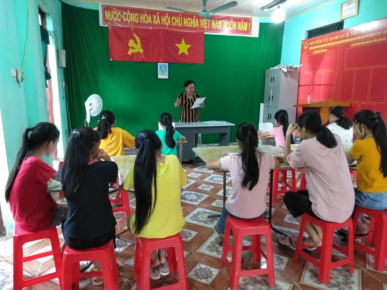 Nghệ nhân Ưu tú Hà Mai Ven tập hợp và dạy miễn phí đàn, hát Sli, Then cho thế hệ trẻ