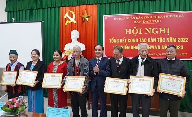 Ông Hồ Xuân Trăng trao Giấy khen của Trưởng Ban Dân tộc tỉnh cho các cá nhân là Người có uy tín có thành tích xuất sắc trong hoạt động năm 2022.