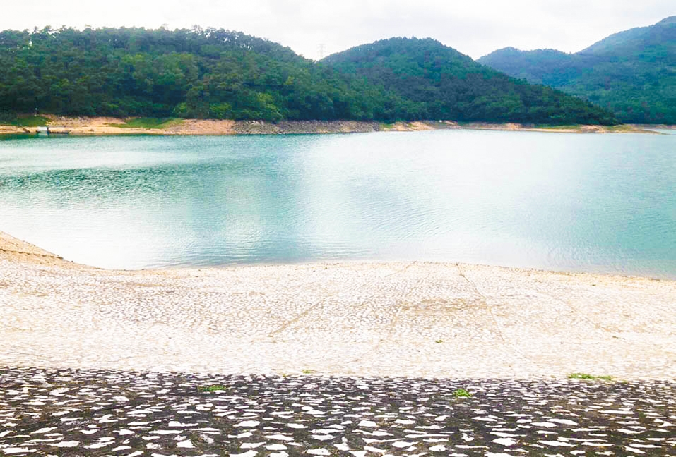 Tại hồ Yên Lập, mực nước hạ xuống chỉ còn 21,2 m, thấp hơn cùng kỳ năm ngoái 1,89 m