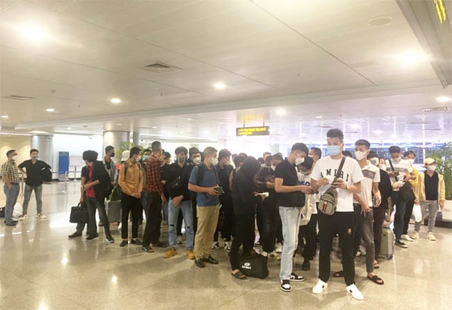 60 công dân Việt Nam từ Philippines về đến sân bay Tân Sơn Nhất, ngày 30/5. (Ảnh: Bộ Ngoại giao)