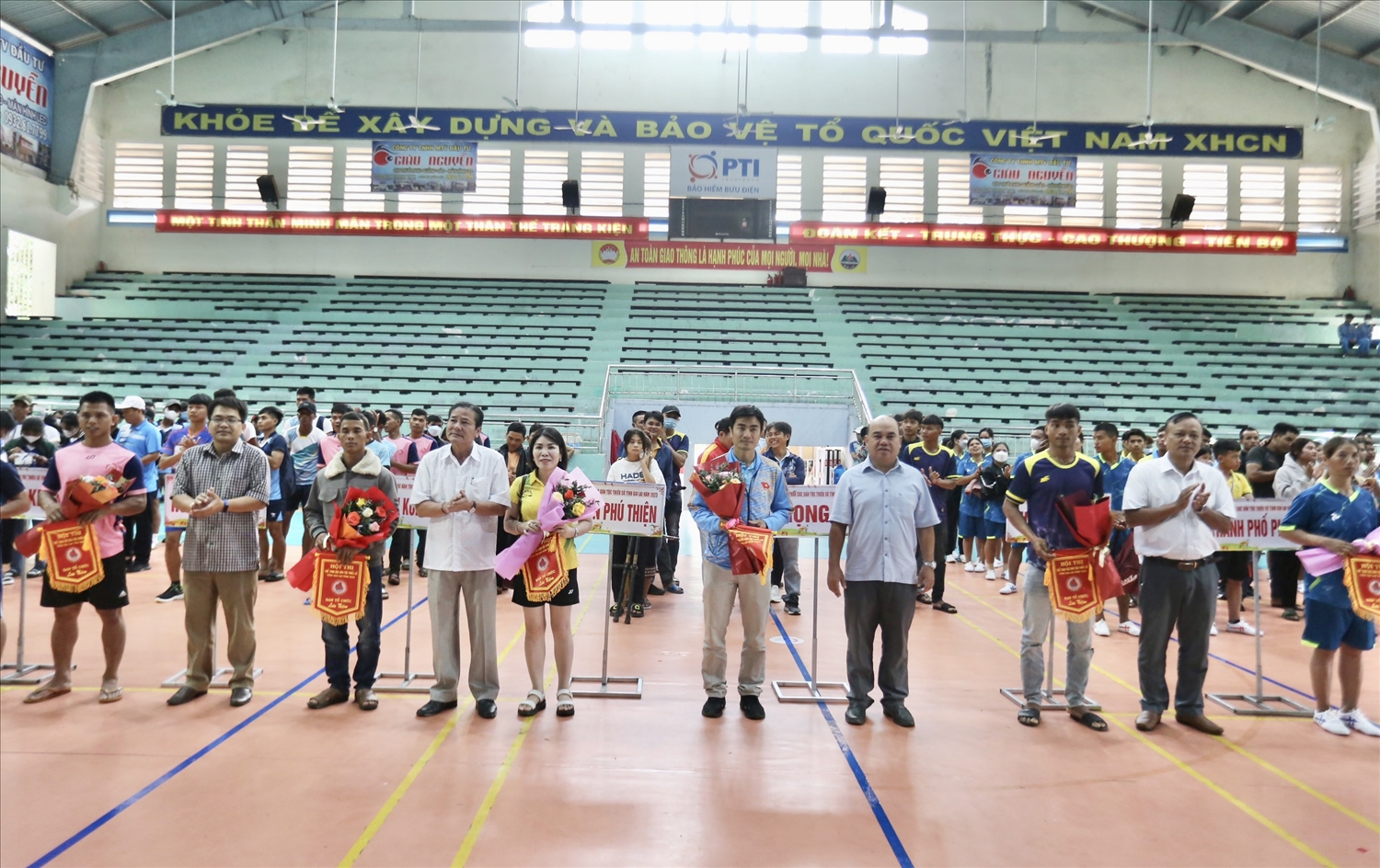 Ban tổ chức trao Cờ lưu niệm cho các đội tham gia Hội thi thể thao các DTTS