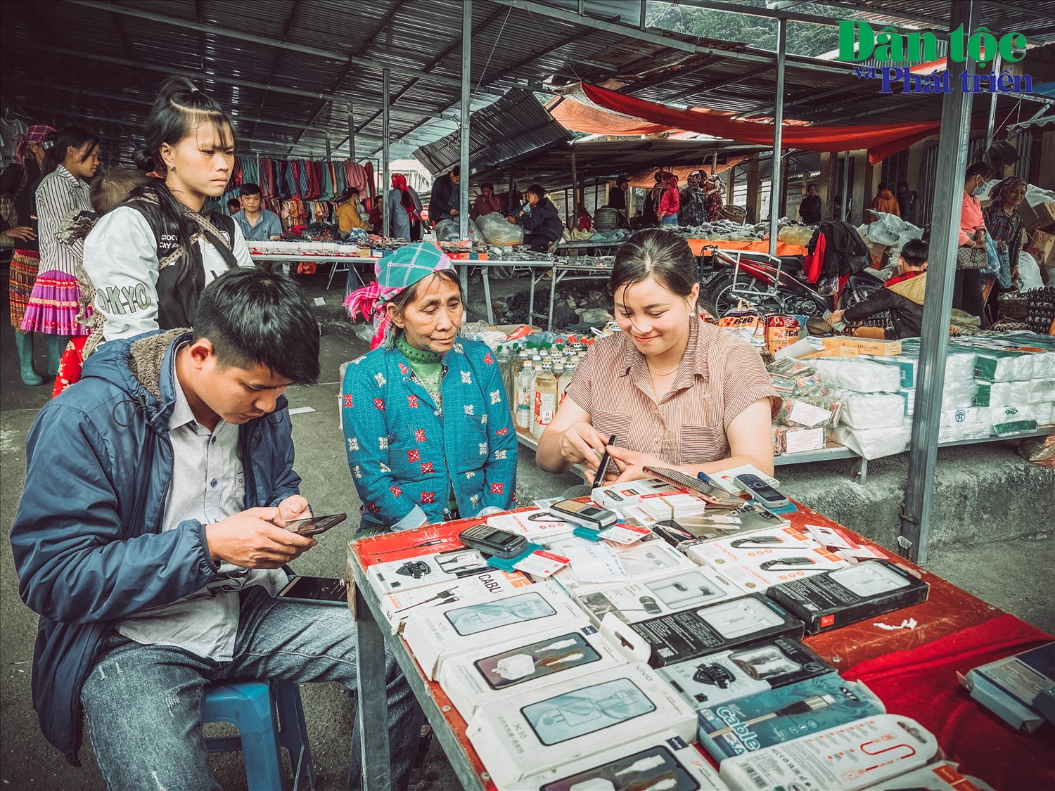 Điện thoại, sim điện thoại và các loại phụ kiện cho điện thoại cũng được bày bán tại ngay lối vào Phiên chợ