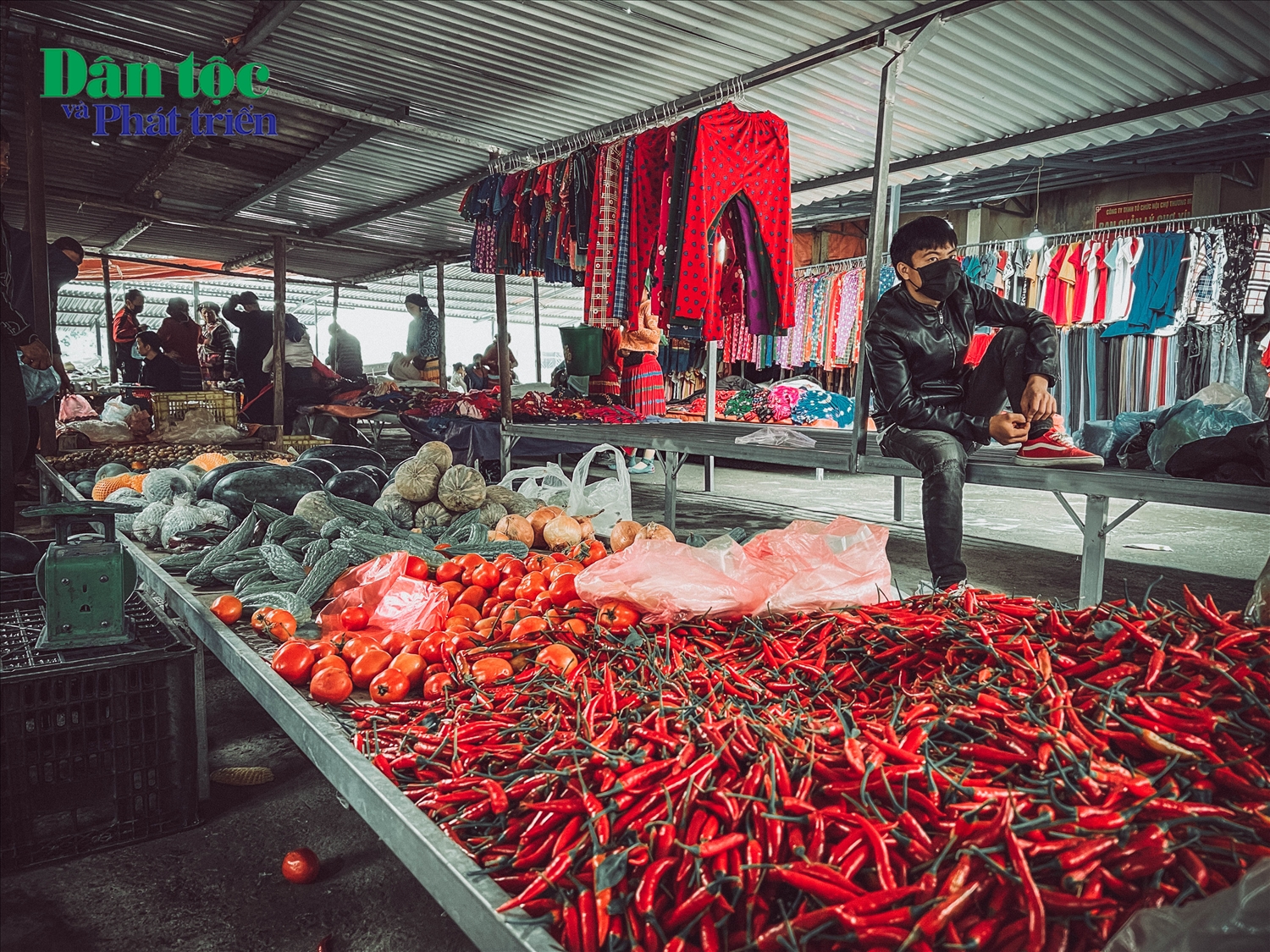 Các loại nông sản cũng được người dân vận chuyển từ huyện Mèo Vạc, tỉnh Hà Giang bày bán tại đây