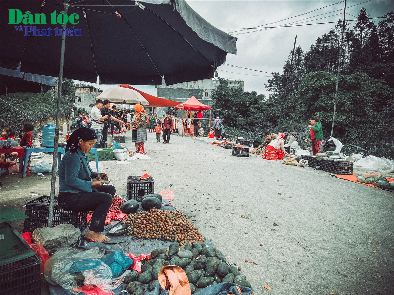 Phía ngoài Phiên chợ là khu vực bày bán các loại trái cây