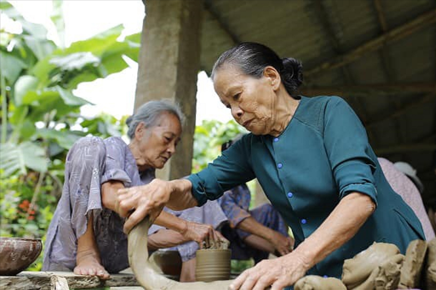 Bà Tám và bà Bê là hai nghệ nhân làm gốm Phước Tích nổi tiếng của làng nghề truyền thống.