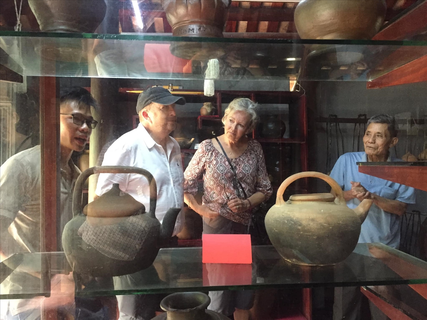 Ông Lê Trọng Diễn (76 tuổi) thợ gốm lão luyện giới thiệu cho du khách về gốm Phước Tích trong Bảo tàng trưng bày của gia đình.