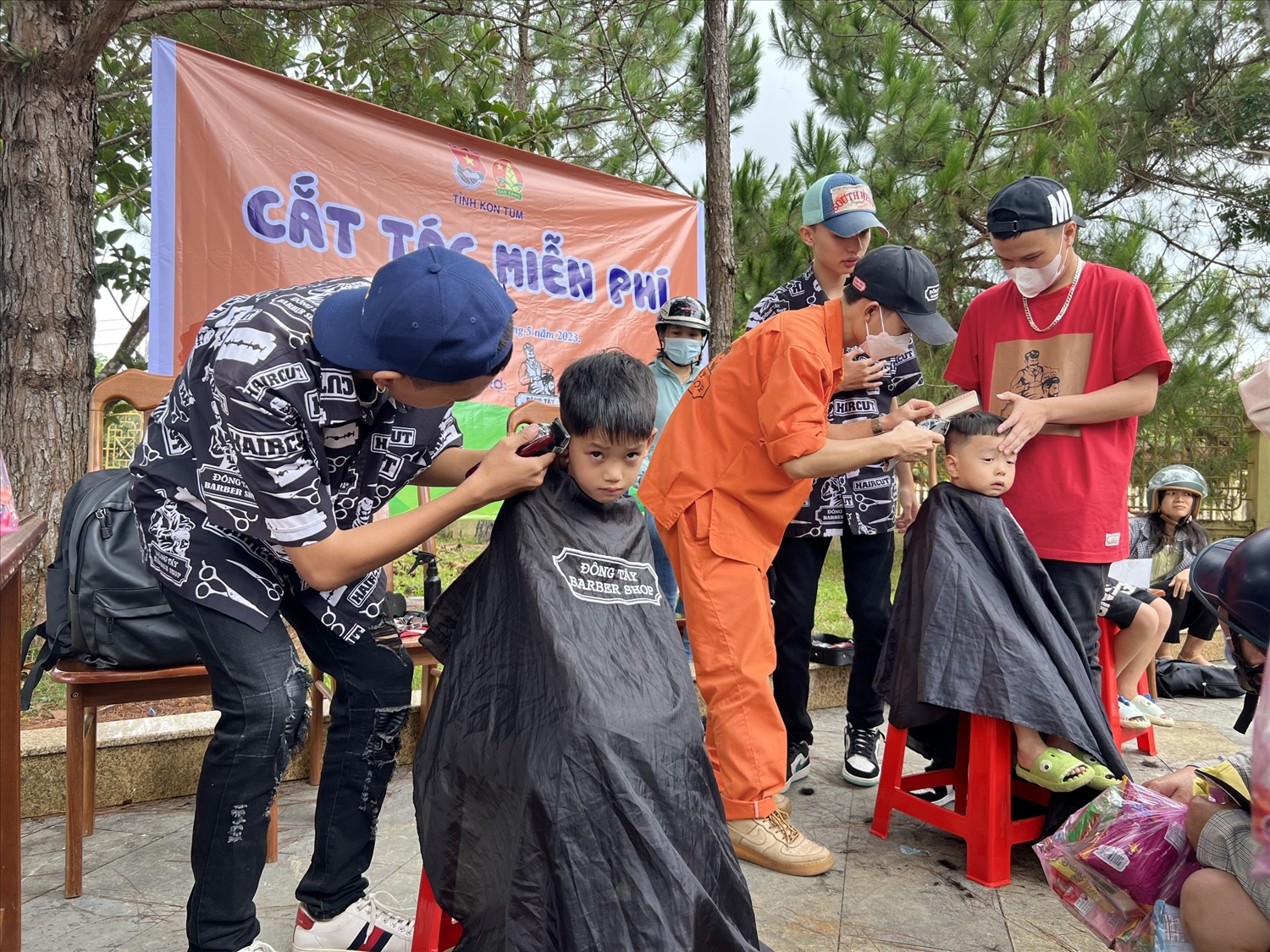 Đoàn viên thanh niên cắt tóc miễn phí cho các em học sinh
