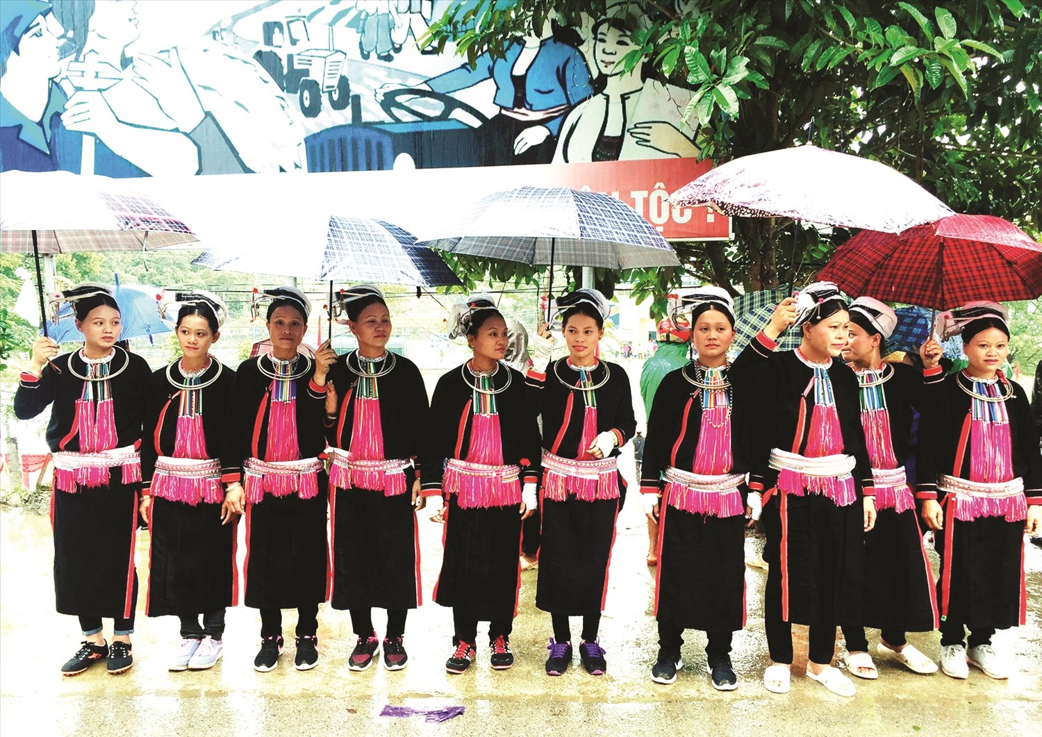 Phụ nữ người Sán Chỉ ở Bảo Lạc trong trang phục truyền thống khi tham gia lễ hội, chợ phiên.