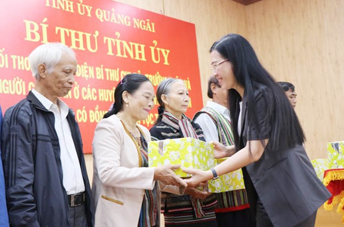 Bí thư Tỉnh ủy Quảng Ngãi Bùi Thị Quỳnh Vân trao quà cho đại biểu trong buổi gặp mặt với Người có uy tín (năm 2022)