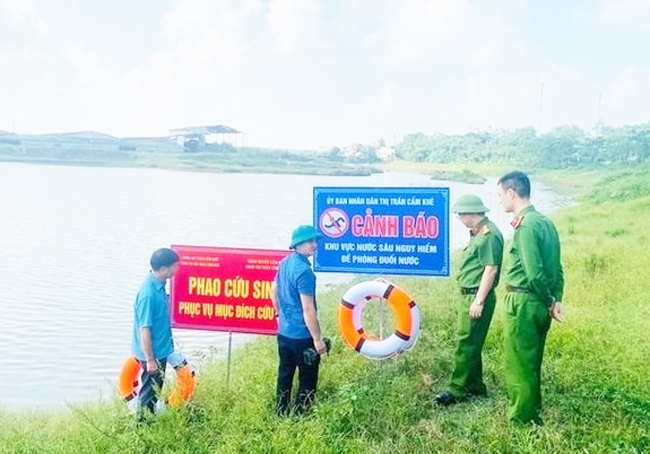 Công an huyện Cẩm Khê phối hợp các xã, thị trấn cắm biển cảnh báo và đặt phao cứu hộ tại những nơi có nguy cơ xảy ra đuối nước