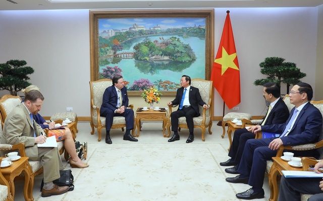 Phó Thủ tướng và Đại sứ Marc E. Knapper trao đổi và thống nhất các giải pháp phát huy nguồn nhân lực trình độ cao của Việt Nam với sự hỗ trợ cơ sở vật chất, trang thiết bị của Hoa Kỳ - Ảnh: VGP/Minh Khôi