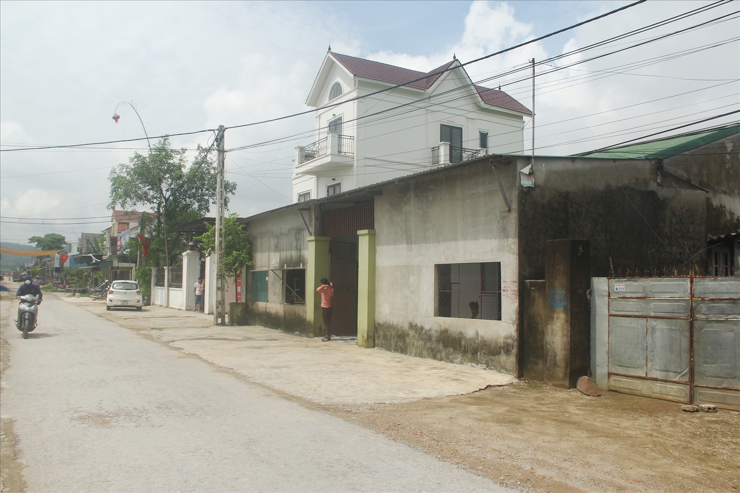 Ông Phạm Đình Tư và những hộ dân liền kề mua đất từ năm 1998, xây nhà kiên cố nhưng vẫn chưa được cấp bìa đỏ