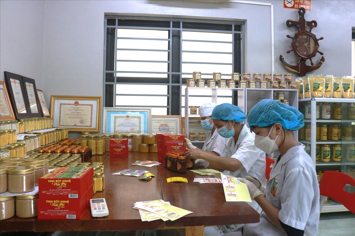 Đóng gói sản phẩm tinh bột nghệ của HTX Nông nghiệp Tân Thành, xã Nông Thượng, Tp. Bắc Kạn.