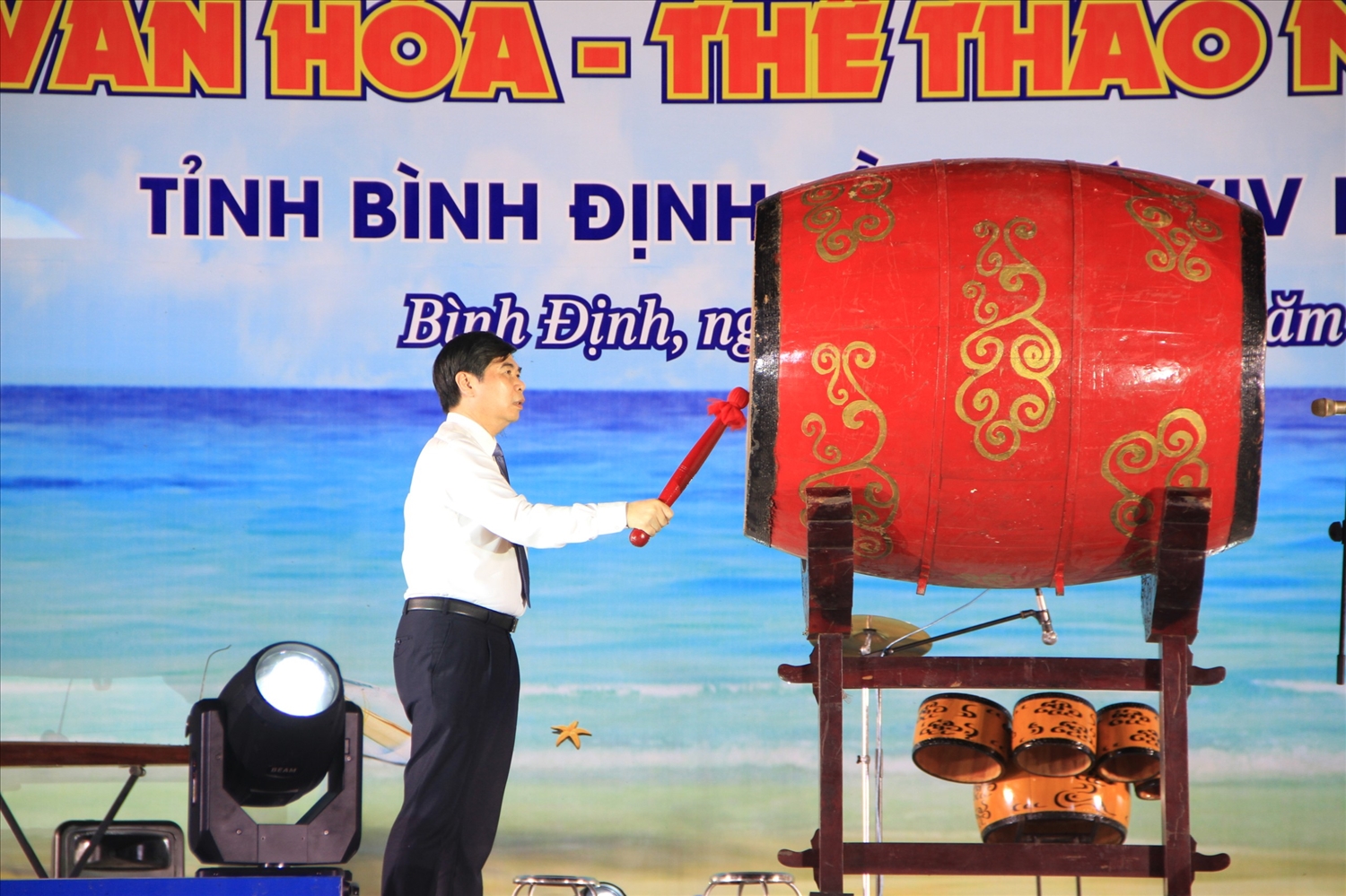 Ông Lâm Hải Giang, Phó chủ tịch UBND tỉnh Bình Định đánh tróng khai mạc ngày hội