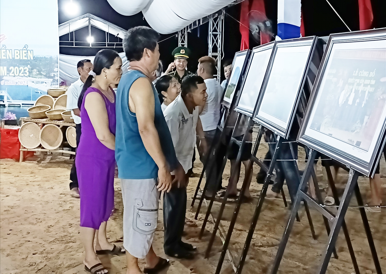 Người dân thăm quan triển lãm ảnh tại ngày hội