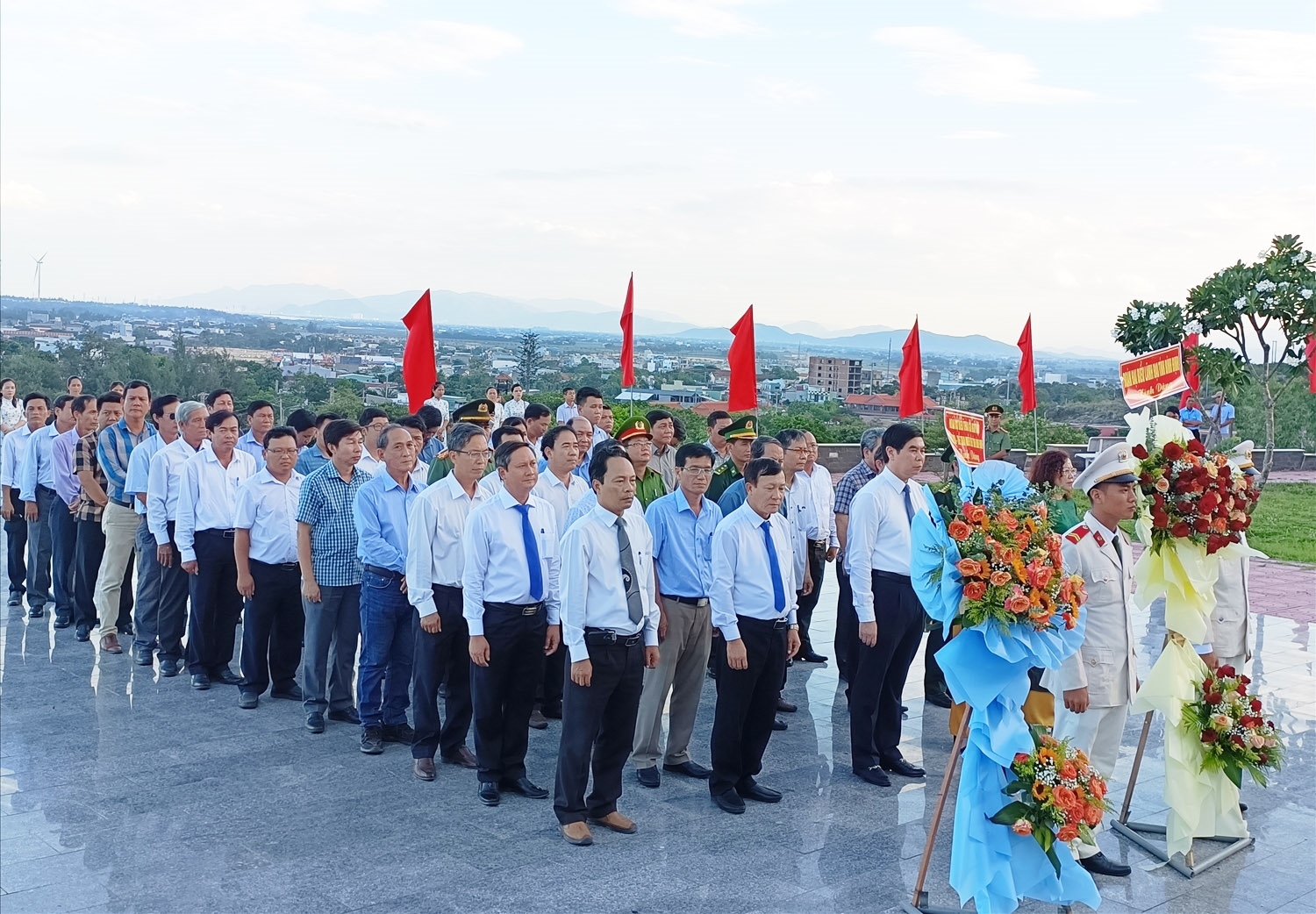 Lãnh đạo tỉnh Bình Định dâng hoa tại Di tích chiến thắng Núi Bà