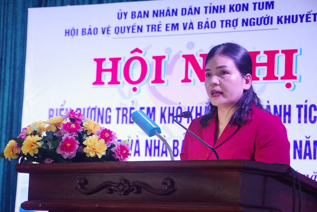 Bà Y Ngọc - Phó Chủ tịch UBND tỉnh Kon Tum phát biểu tại Hội nghị
