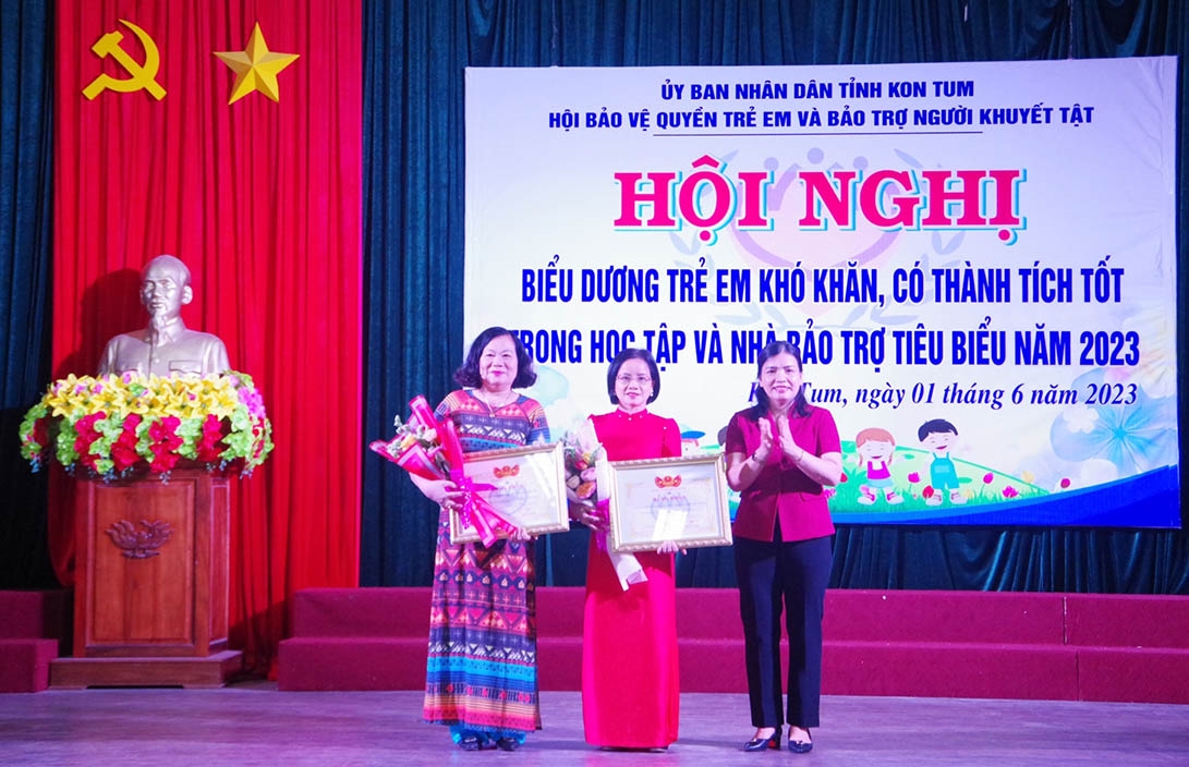 Bà Y Ngọc - Phó Chủ tịch UBND tỉnh Kon Tum trao tặng Bằng khen ghi nhận đóng góp của Hội và Nhà bảo trợ tiêu biểu