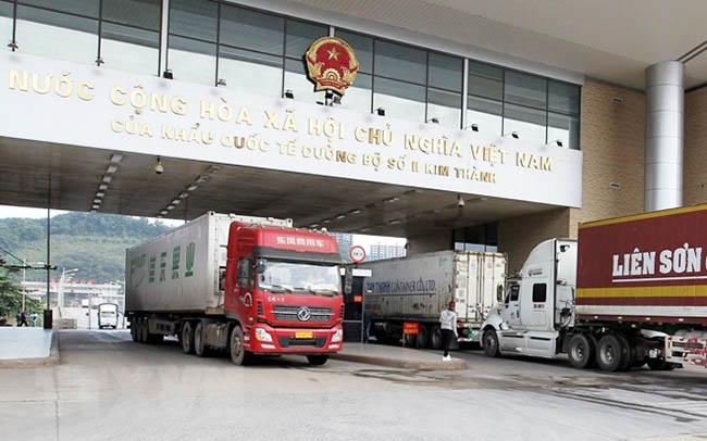 Xe chở hàng thông quan tại Cửa khẩu quốc tế đường bộ số II Kim Thành (Lào Cai)