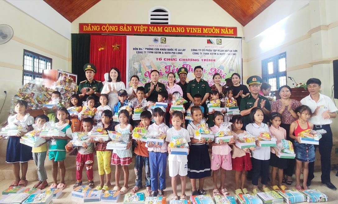 Chương trình vui tết thiếu nhi "Trao kiến thức - Gửi yêu thương" cho các cháu học sinh trên địa bàn xã A Ngo, huyện Đakrông