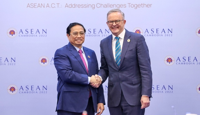 Thủ tướng Phạm Minh Chính gặp Thủ tướng Australia Anthony Albanese nhân dịp Hội nghị Cấp cao ASEAN lần thứ 41 tại Campuchia, tháng 11/2022 - Ảnh: VGP/Nhật Bắc