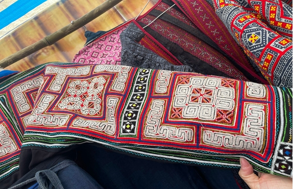 Cận cảnh những họa tiết tỉ mỉ được thêu thủ công từ bàn tay chị em phụ nữ Mông Nà Bủng
