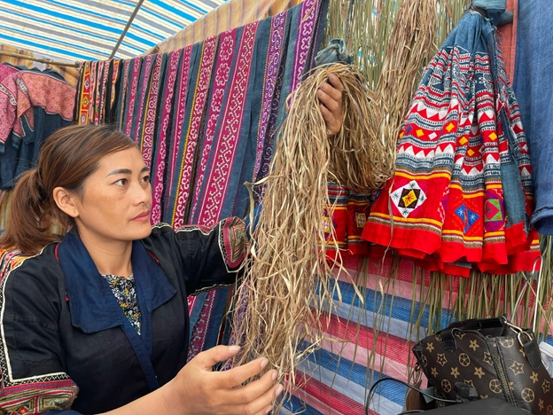 Những bộ trang phục đậm nét truyền thống được thêu may khéo léo từ bàn tay của chị em phụ nữ Mông Nà Bủng được bày bán ở nhiều phiên chợ vùng cao trong huyện 