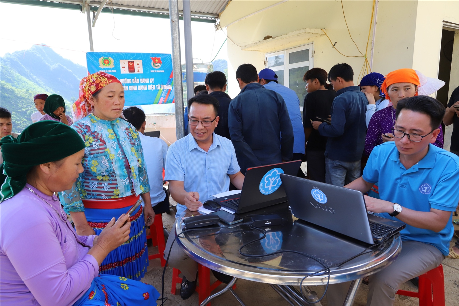 BHXH huyện tổ chức hướng dẫn người dân xã Lũng Chinh cài đặt, sử dụng ứng dụng BHXH số - VssID. 