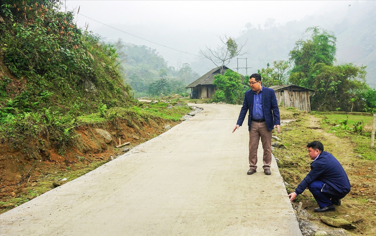 Ông Lý Việt Hùng, Bí thư xã Nậm Pung, huyện Bát Xát (bên trái ảnh) kiểm tra tuyến đường giao thông nông thôn được xây dựng từ nguồn vốn CT MTQG 1719